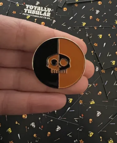 MEDIEVIL SlR DANlEL FORTESQUE round copper shield enamel Pin Badge