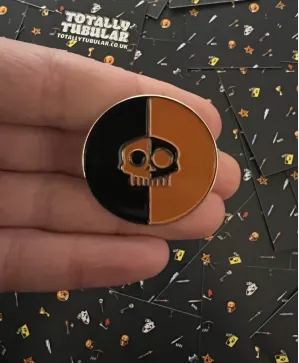 MEDIEVIL SlR DANlEL FORTESQUE round copper shield enamel Pin Badge