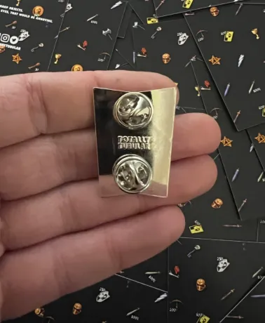 MEDIEVIL SlR DANlEL FORTESQUE gold shield enamel Pin Badge