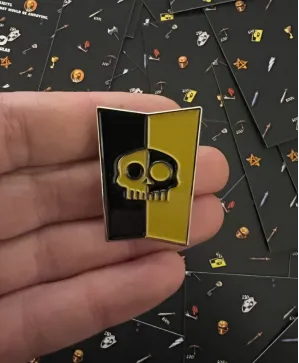 MEDIEVIL SlR DANlEL FORTESQUE gold shield enamel Pin Badge