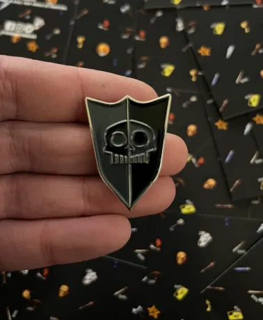 MEDIEVIL SlR DANlEL FORTESQUE round silver shield enamel Pin Badge