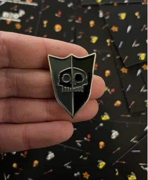 MEDIEVIL SlR DANlEL FORTESQUE round silver shield enamel Pin Badge
