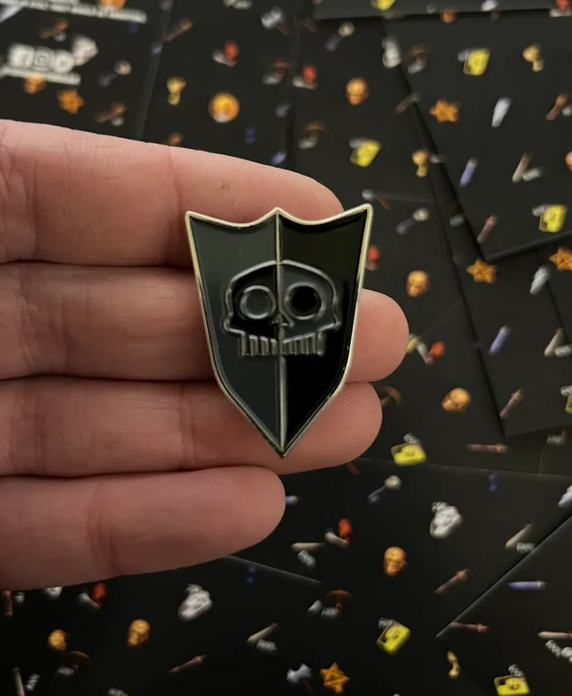 MEDIEVIL SlR DANlEL FORTESQUE round silver shield enamel Pin Badge MEDIEVIL SlR DANlEL FORTESQUE round silver shield enamel Pin Badge