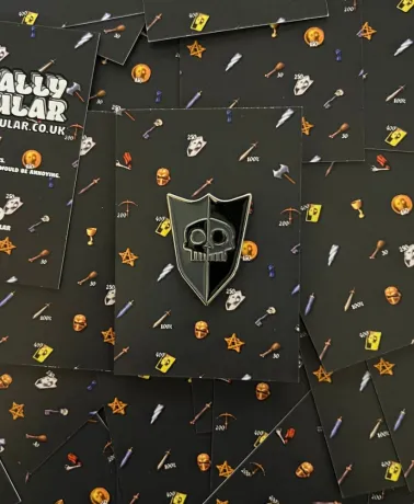 MEDIEVIL SlR DANlEL FORTESQUE silver shield enamel Pin Badge