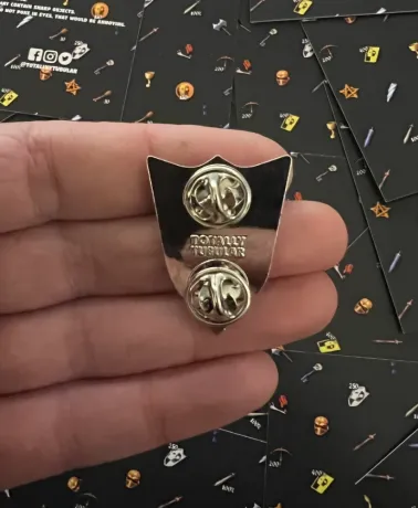 MEDIEVIL SlR DANlEL FORTESQUE silver shield enamel Pin Badge