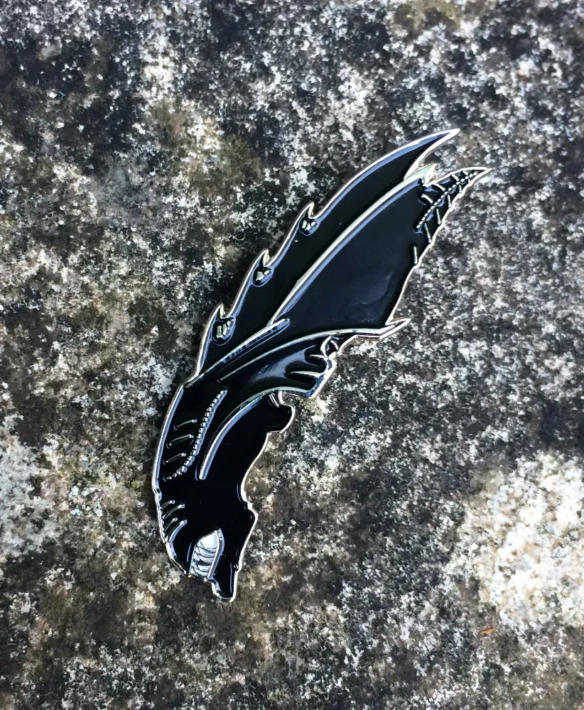 ALIEN (XENOMORPH) HEAD - Looking Down At You.. enamel pin badge