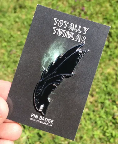 ALIEN (XENOMORPH) HEAD - Looking Down At You.. enamel pin badge