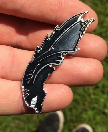 ALIEN (XENOMORPH) HEAD - Looking Down At You.. enamel pin badge
