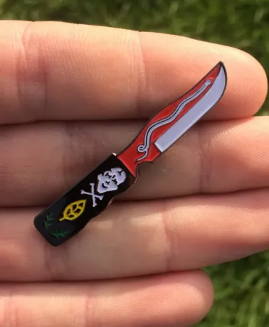 CHILD'S PLAY - Chucky knife enamel metal Pin Badge