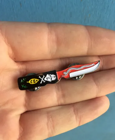 CHILD'S PLAY - Chucky knife enamel metal Pin Badge