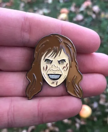 THE EXORCIST - Possessed Regan face enamel metal Pin Badge