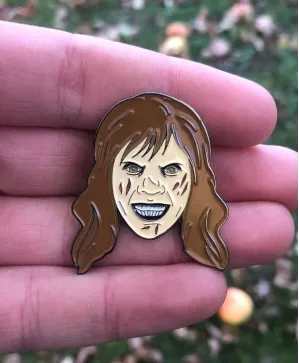 THE EXORCIST - Possessed Regan face enamel metal Pin Badge