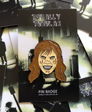 THE EXORCIST - Possessed Regan face enamel metal Pin Badge
