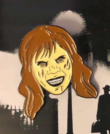 THE EXORCIST - Possessed Regan face enamel metal Pin Badge