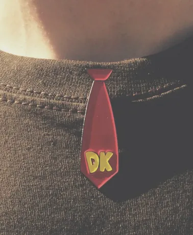 Donkey kong tie hard enamel pin badge