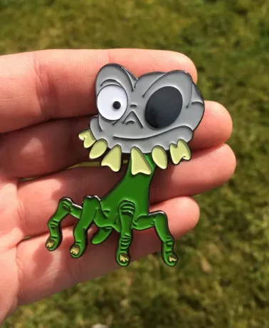 MEDIEVIL 2 SlR DANlEL FORTESQUE (Dan-Hand) big enamel Pin Badge