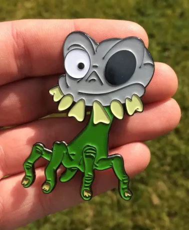 MEDIEVIL 2 SlR DANlEL FORTESQUE (Dan-Hand) big enamel Pin Badge