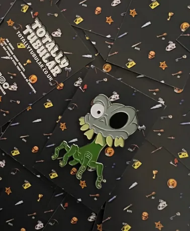 MEDIEVIL 2 SlR DANlEL FORTESQUE (Dan-Hand) big enamel Pin Badge