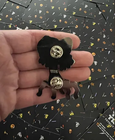 MEDIEVIL 2 SlR DANlEL FORTESQUE (Dan-Hand) big enamel Pin Badge