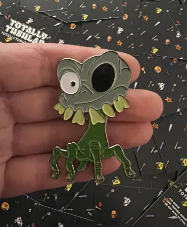 MEDIEVIL 2 SlR DANlEL FORTESQUE (Dan-Hand) big enamel Pin Badge